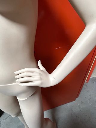 Maniquí de mujer beige