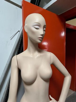 Maniquí de mujer beige