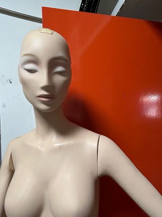 Maniquí de mujer beige