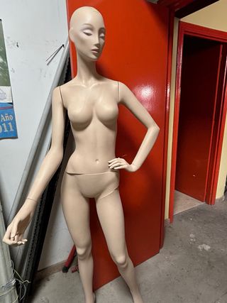 Maniquí de mujer beige