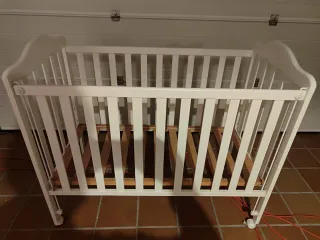 Cuna de bebé blanca