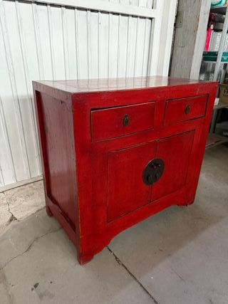 Cómoda roja de madera antigua restaurada