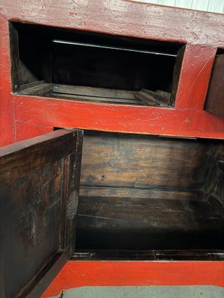 Cómoda roja de madera antigua restaurada