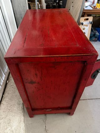 Cómoda roja de madera antigua restaurada