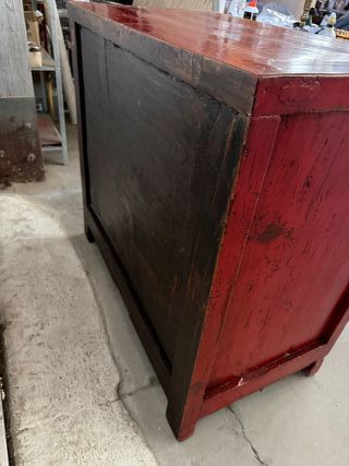 Cómoda roja de madera antigua restaurada
