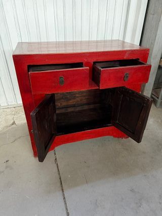 Cómoda roja de madera antigua restaurada