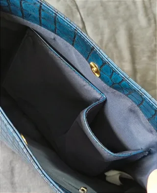 Bolso azul.