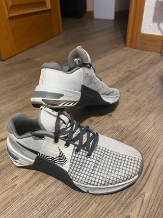 Nike Metcon 7 gris y blanco