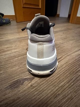 Nike Metcon 7 gris y blanco