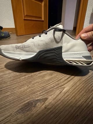 Nike Metcon 7 gris y blanco
