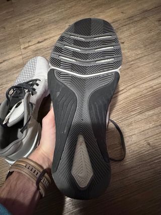 Nike Metcon 7 gris y blanco