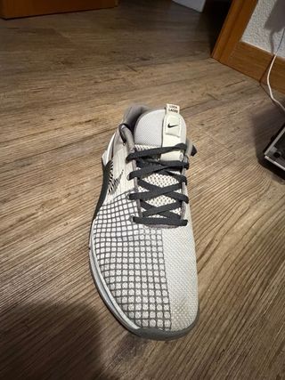 Nike Metcon 7 gris y blanco