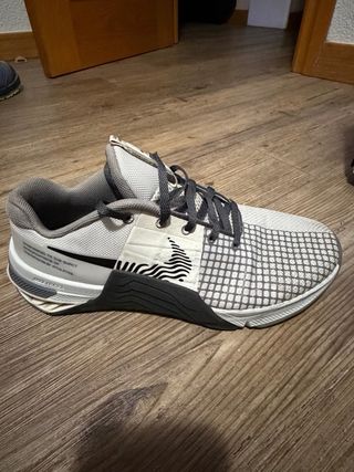 Nike Metcon 7 gris y blanco