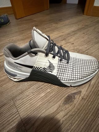 Nike Metcon 7 gris y blanco
