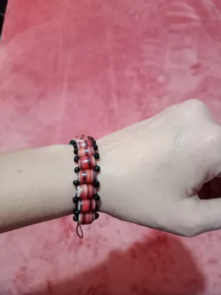 Pulsera de cuentas rojas y negras