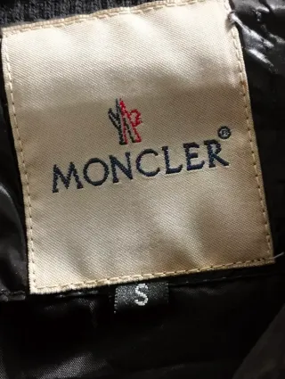Giacca Moncler nera con cappuccio