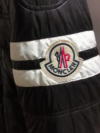 Giacca Moncler nera con cappuccio