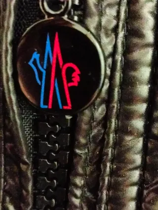 Giacca Moncler nera con cappuccio