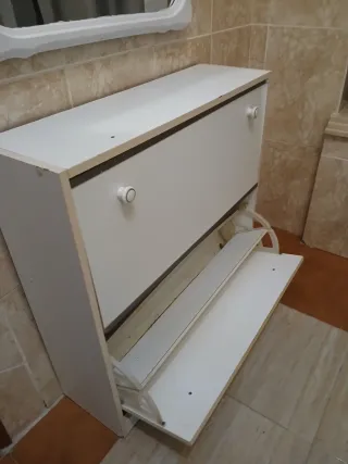 Zapatero blanco y beige