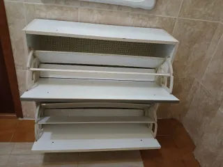 Zapatero blanco y beige