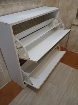 Zapatero blanco y beige