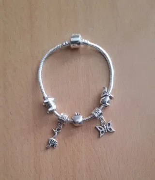 Pulsera plateada con charms