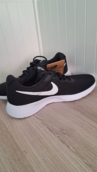 Nike Tanjun Negro/Blanco