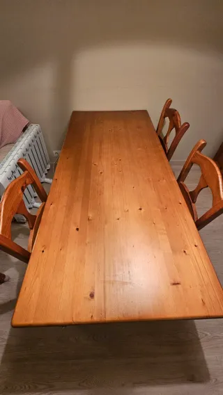 Silla de madera y mimbre. Hay 6.