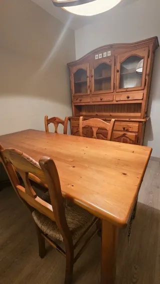 Silla de madera y mimbre. Hay 6.