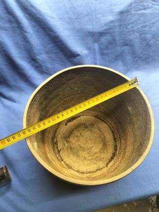 Vaso em latão com marcas de uso