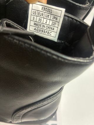 Botines negros con cordones y cremallera