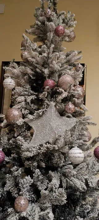 Árbol de Navidad con adornos