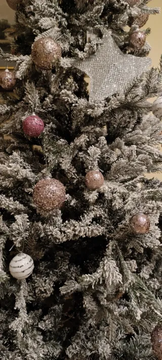 Árbol de Navidad con adornos