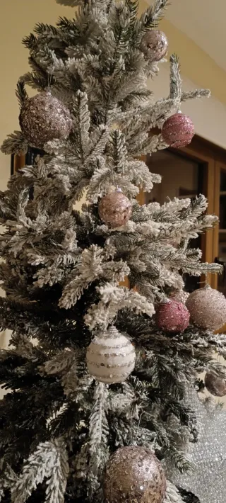 Árbol de Navidad con adornos