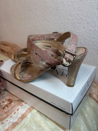 Zapatos de fiesta dorados y rosas
