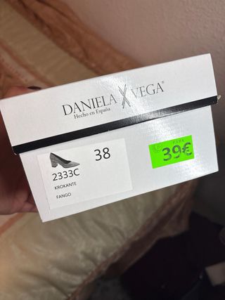 Zapatos de fiesta dorados y rosas