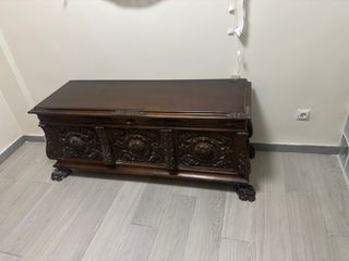 Baúl de madera maciza tallada