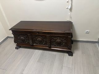 Baúl de madera maciza tallada