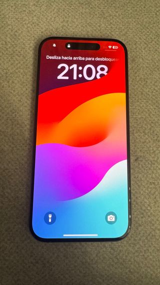 iPhone 15 Pro con caja y cable