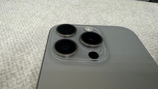 iPhone 15 Pro con caja y cable