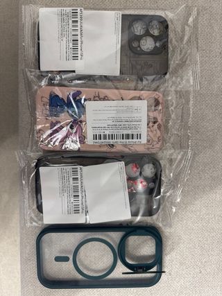 iPhone 15 Pro con caja y cable