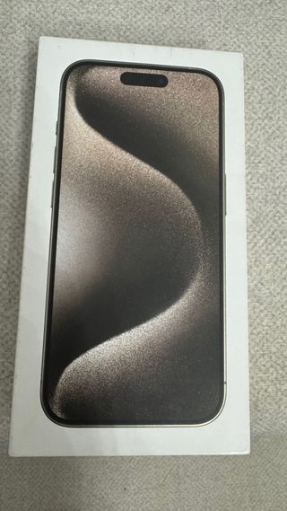 iPhone 15 Pro con caja y cable