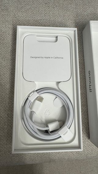 iPhone 15 Pro con caja y cable
