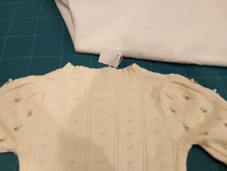 Jersey beige con perlas plateadas