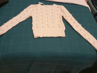 Jersey beige con perlas plateadas