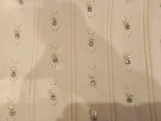 Jersey beige con perlas plateadas