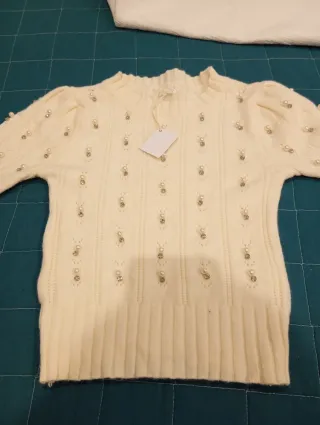 Jersey beige con perlas plateadas