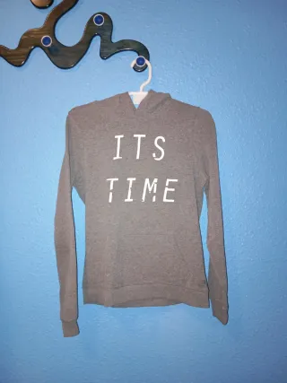 Sudadera gris con texto ITS TIME