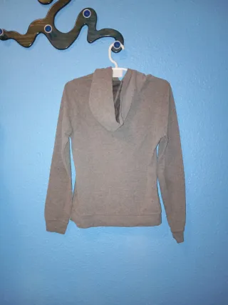 Sudadera gris con texto ITS TIME