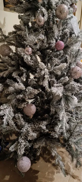 Árbol de Navidad con adornos